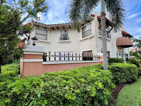 13 Uno Lago Drive