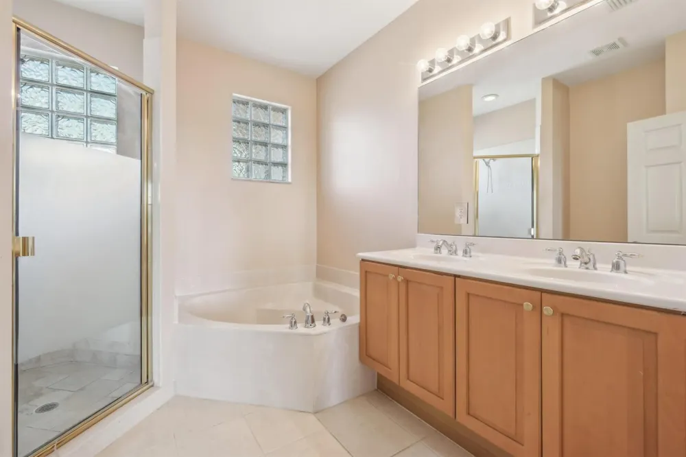 2584 SW Stockbridge Sq Square SW Vero Beach, FL 32962