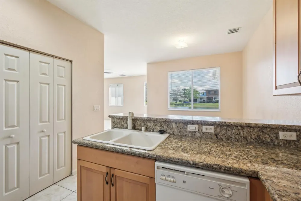 2584 SW Stockbridge Sq Square SW Vero Beach, FL 32962