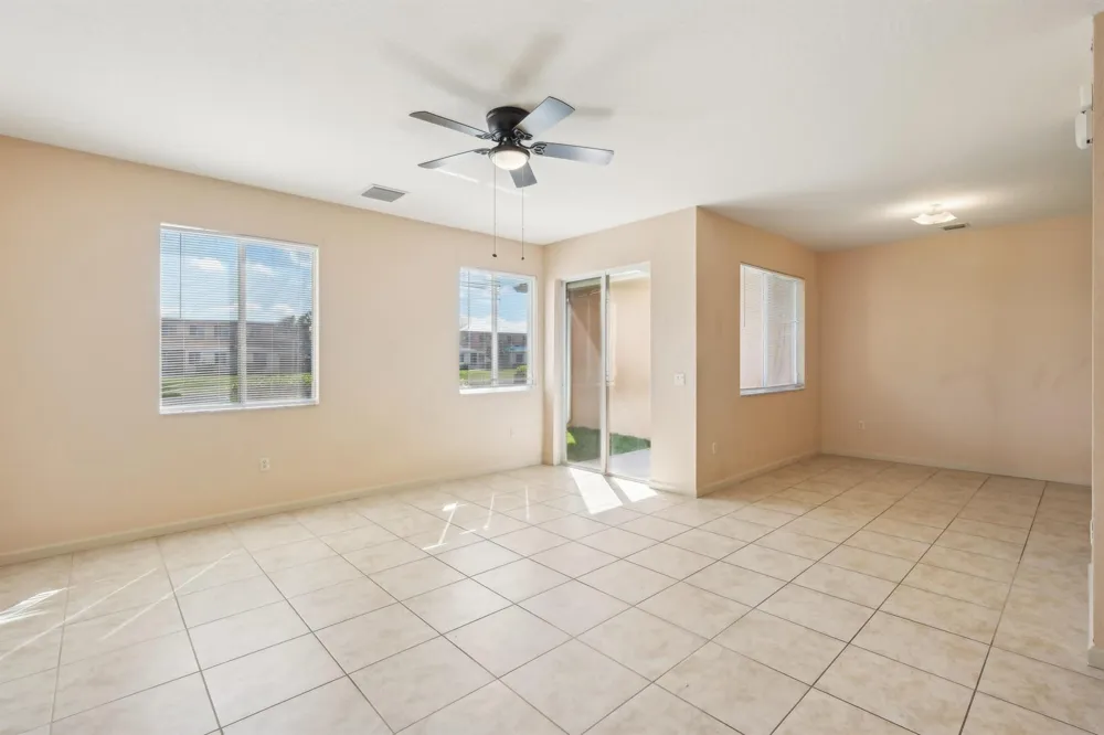 2584 SW Stockbridge Sq Square SW Vero Beach, FL 32962