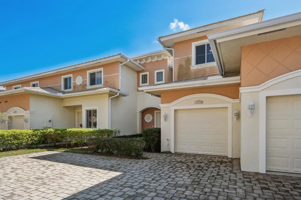 2584 SW Stockbridge Sq Square SW Vero Beach, FL 32962