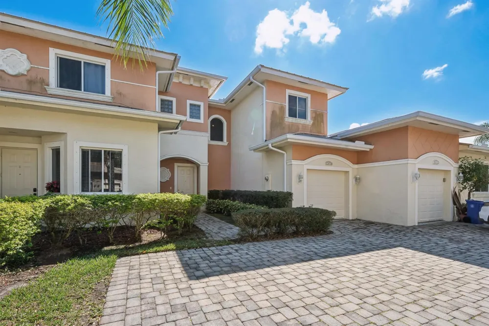 2584 SW Stockbridge Sq Square SW Vero Beach, FL 32962