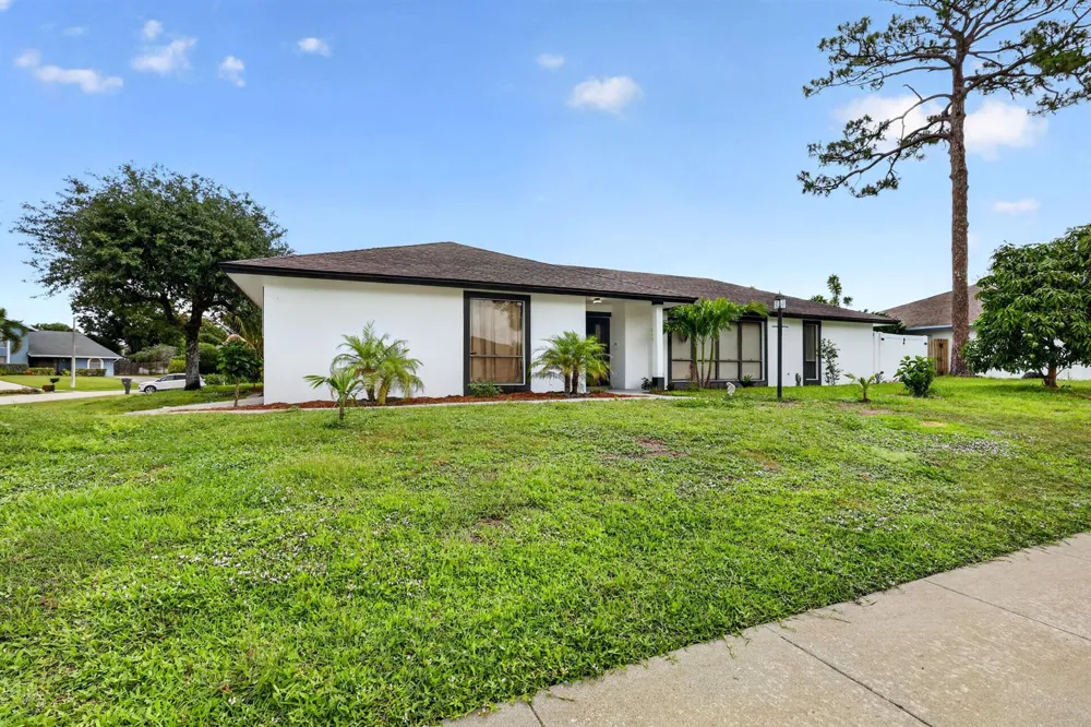 4831 Dorchester Mews Haverhill, FL 33415