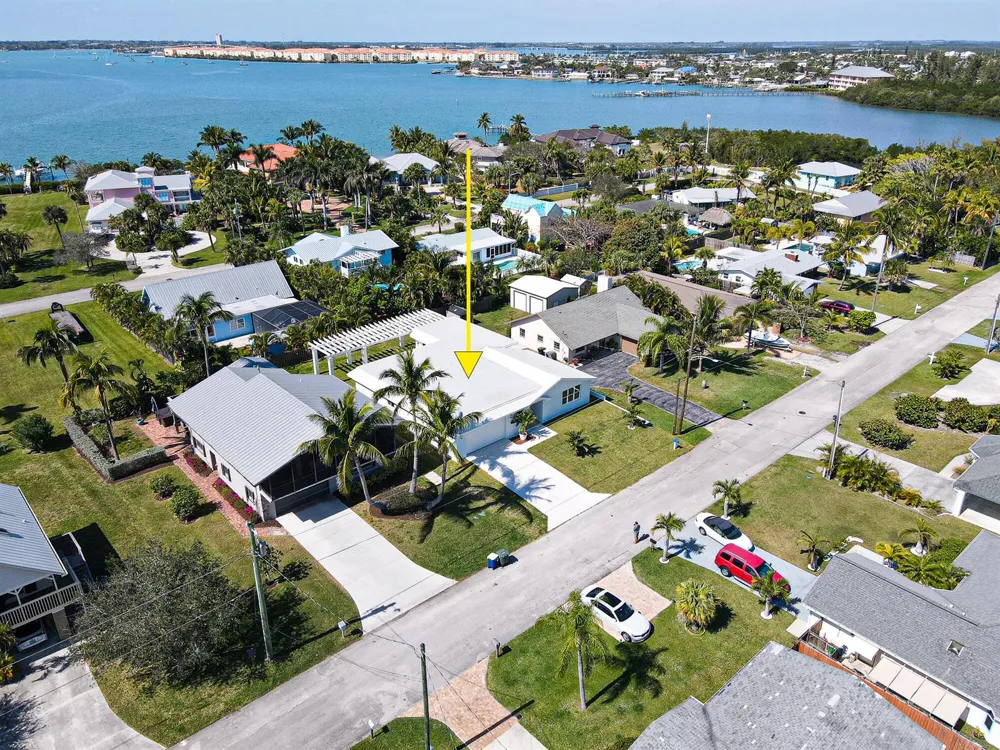 1123 Granada Hutchinson Island, FL 34949