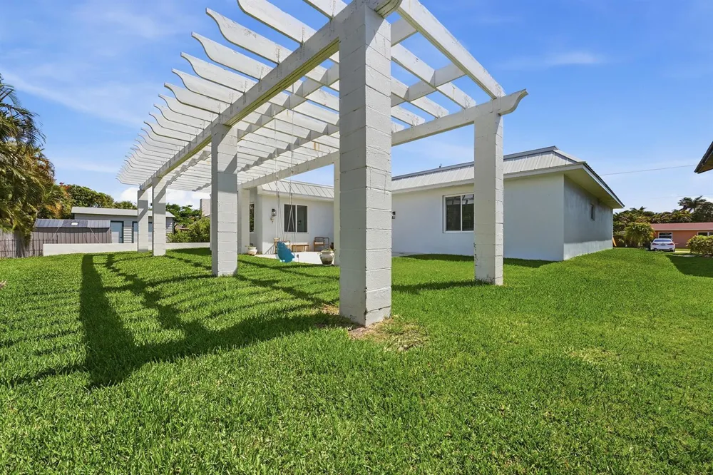 1123 Granada Hutchinson Island, FL 34949