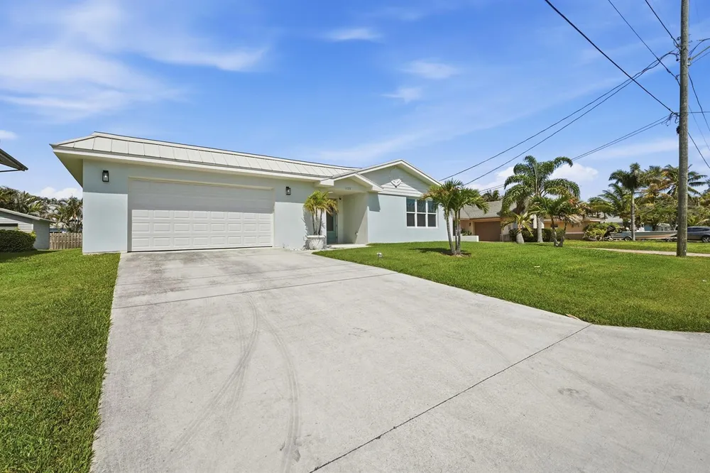1123 Granada Hutchinson Island, FL 34949