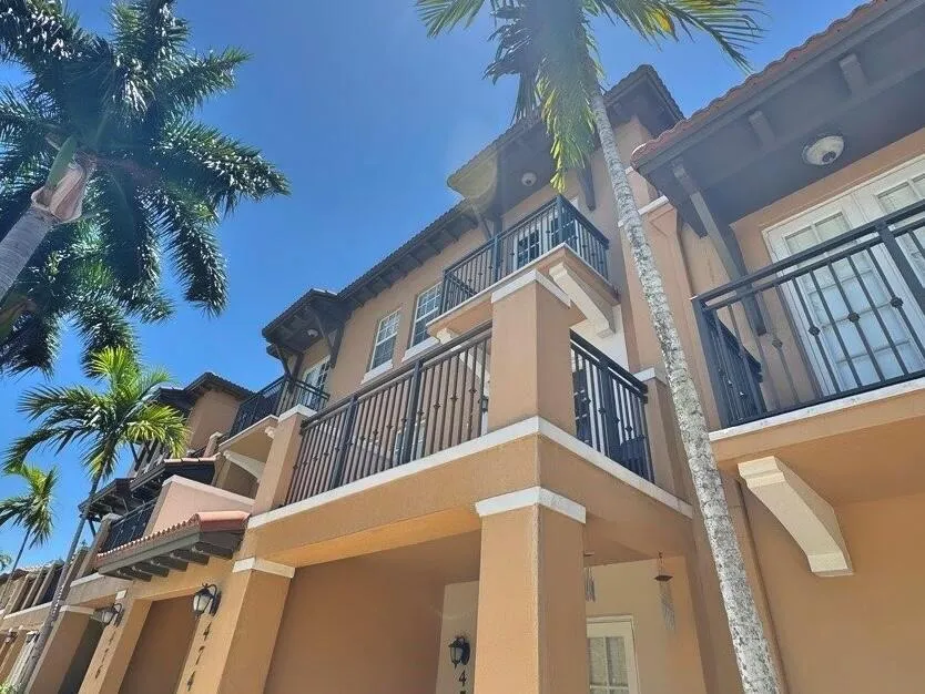 474 SW 147th Avenue Pembroke Pines, FL 33027