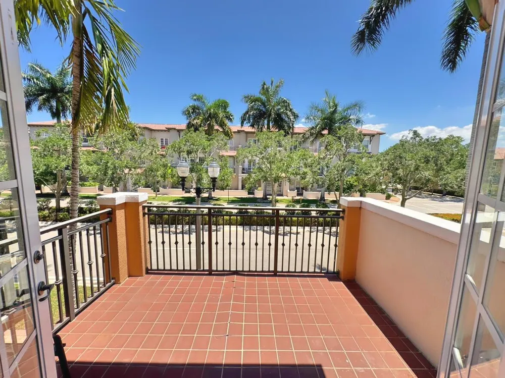 474 SW 147th Avenue Pembroke Pines, FL 33027