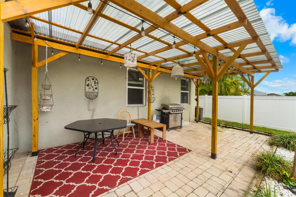 110 65th Avenue E Bradenton, FL 34203