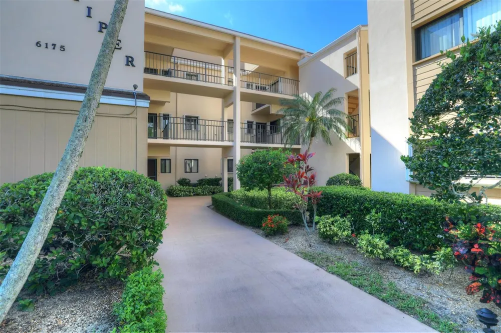 6175 S Mirror Lake Drive #301 Sebastian, FL 32958