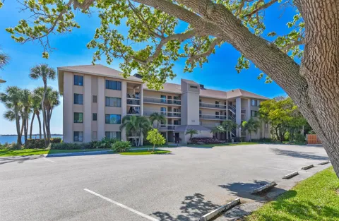 4440 NE Sandpebble Trace #104