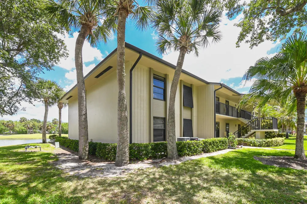 20 Plantation Drive #101 Vero Beach, FL 32966