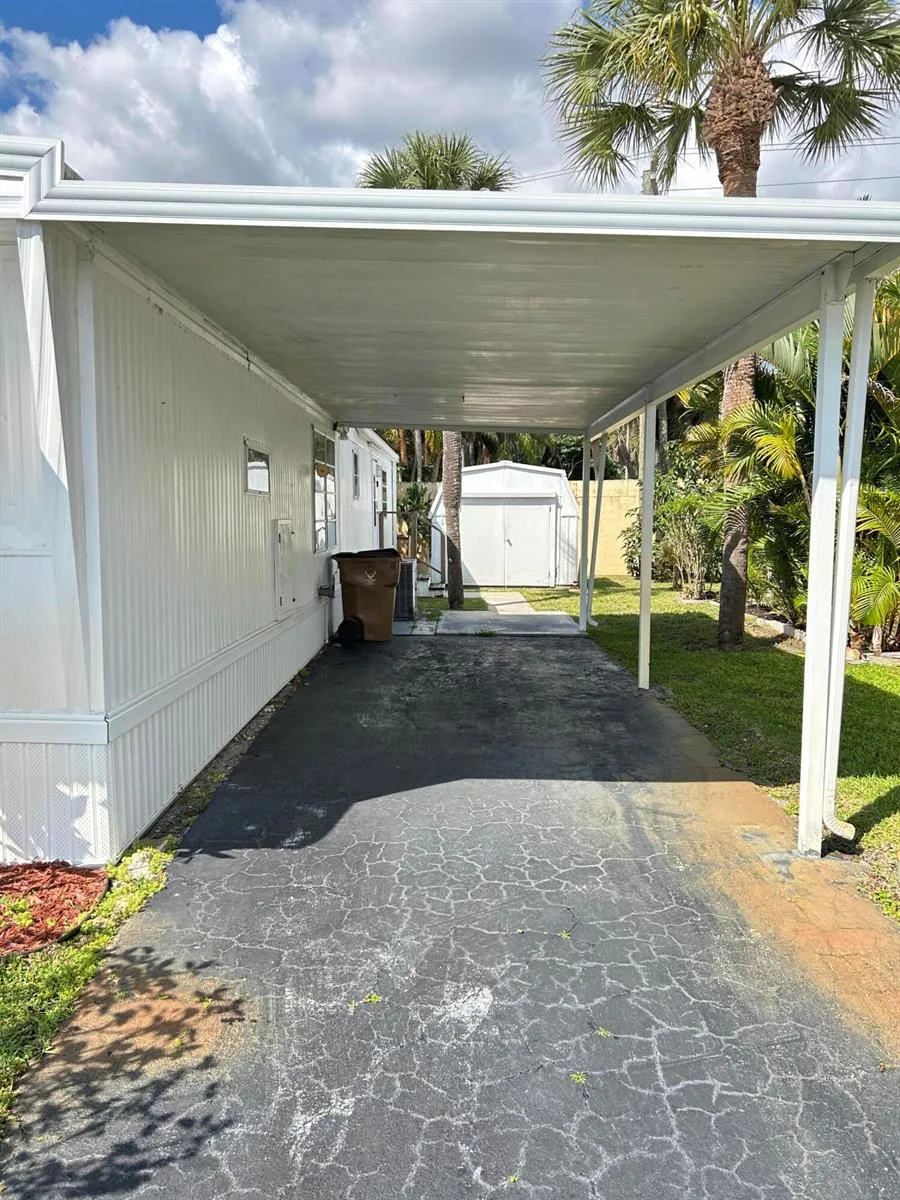 615 Alamanda Lane Deerfield Beach, FL 33442
