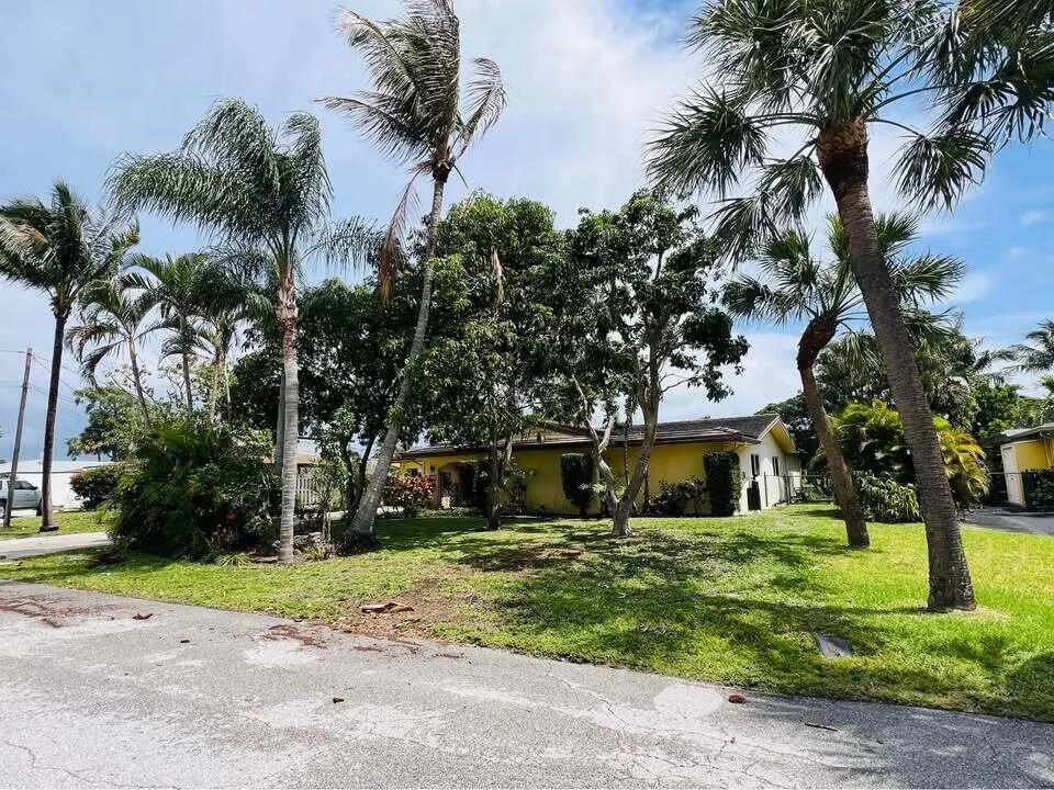 7834 Edgewater Drive Lake Clarke Shores, FL 33406