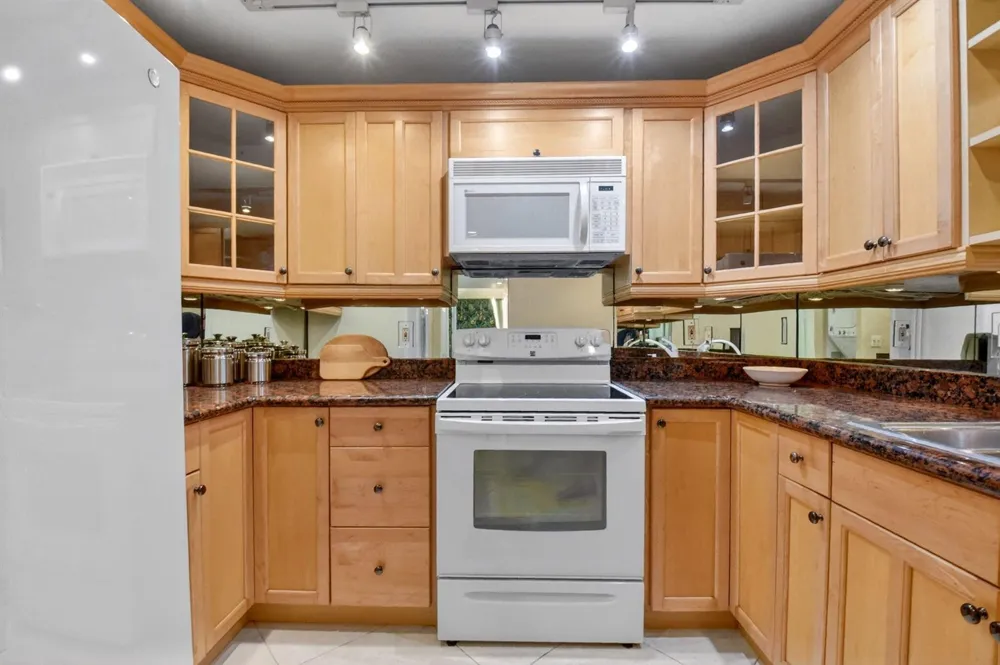 3589 S Ocean Boulevard #609 South Palm Beach, FL 33480