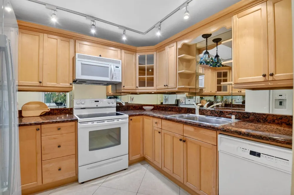 3589 S Ocean Boulevard #609 South Palm Beach, FL 33480