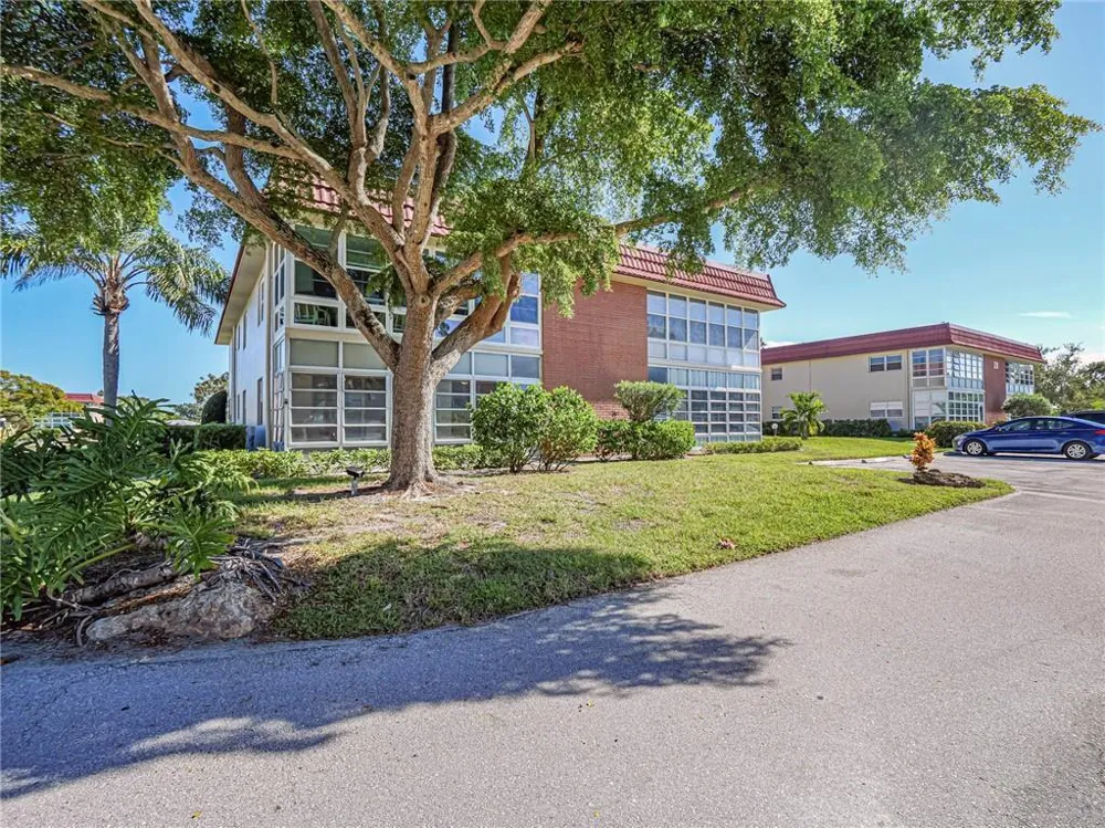 28 Pine Arbor Lane #101 Vero Beach, FL 32962