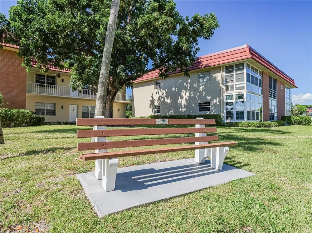 28 Pine Arbor Lane #101 Vero Beach, FL 32962