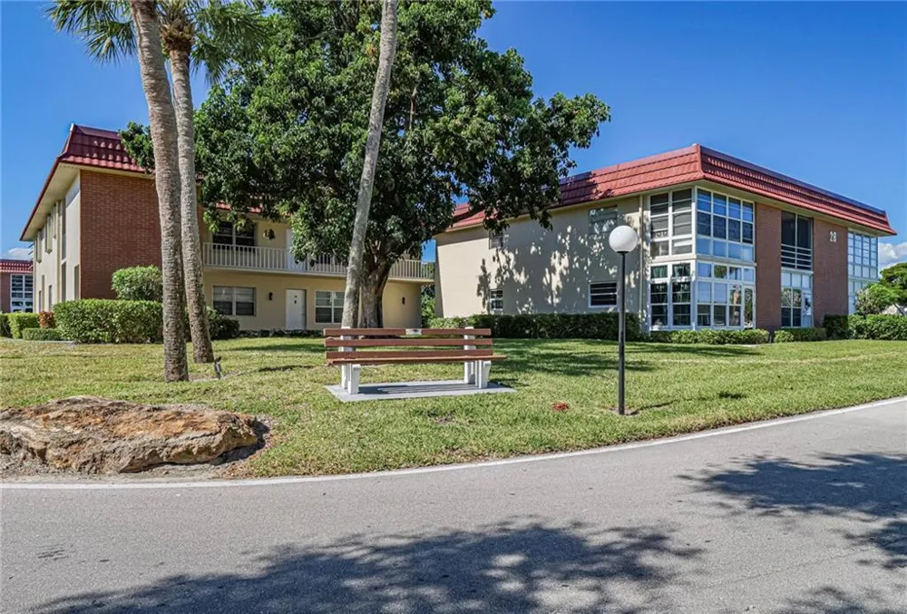 28 Pine Arbor Lane #101 Vero Beach, FL 32962