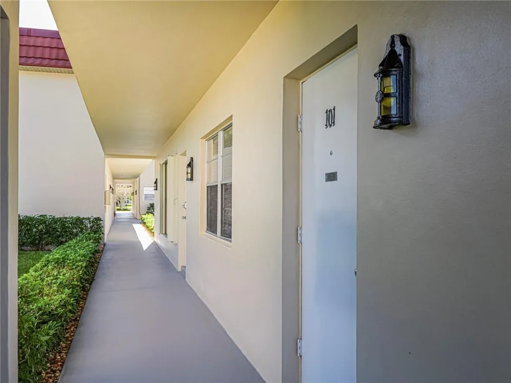 28 Pine Arbor Lane #101 Vero Beach, FL 32962