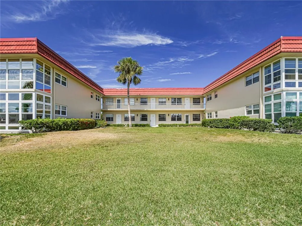 76 Royal Oak Drive #104 Vero Beach, FL 32962
