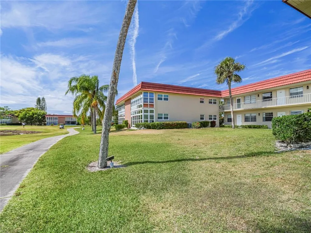 76 Royal Oak Drive #104 Vero Beach, FL 32962