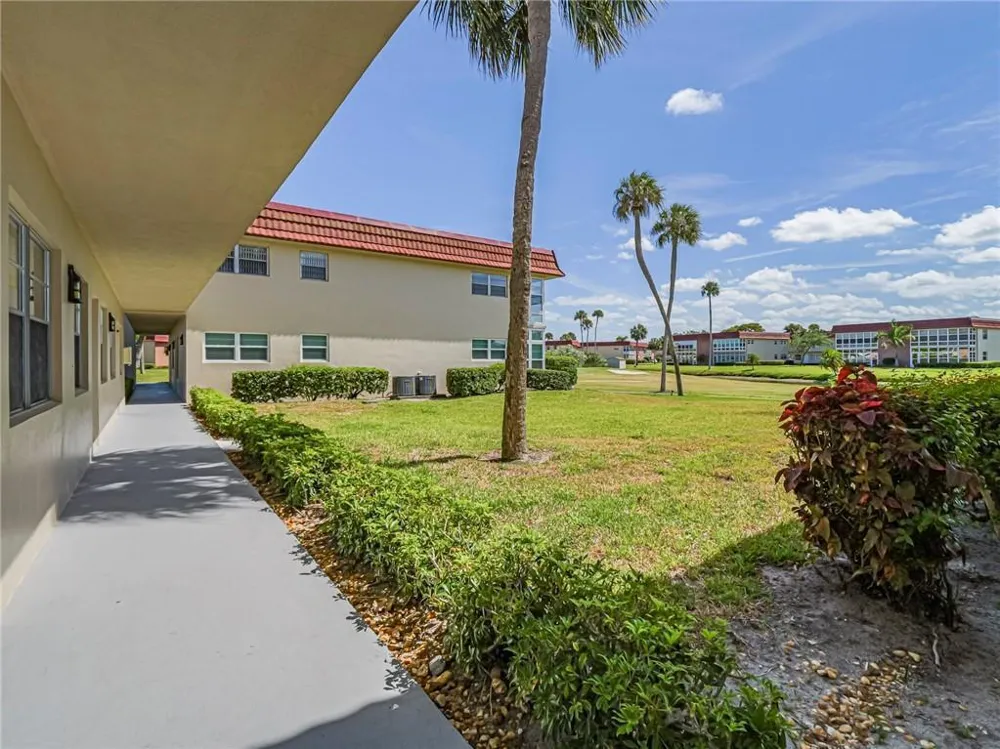 76 Royal Oak Drive #104 Vero Beach, FL 32962