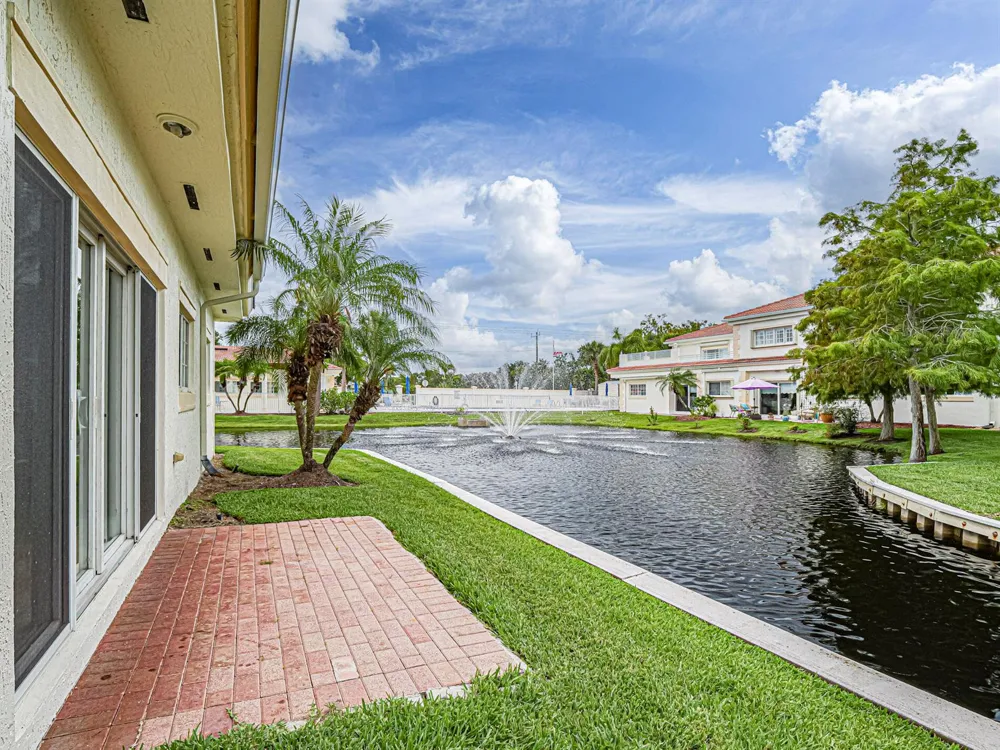 524 7th Square #101 Vero Beach, FL 32962