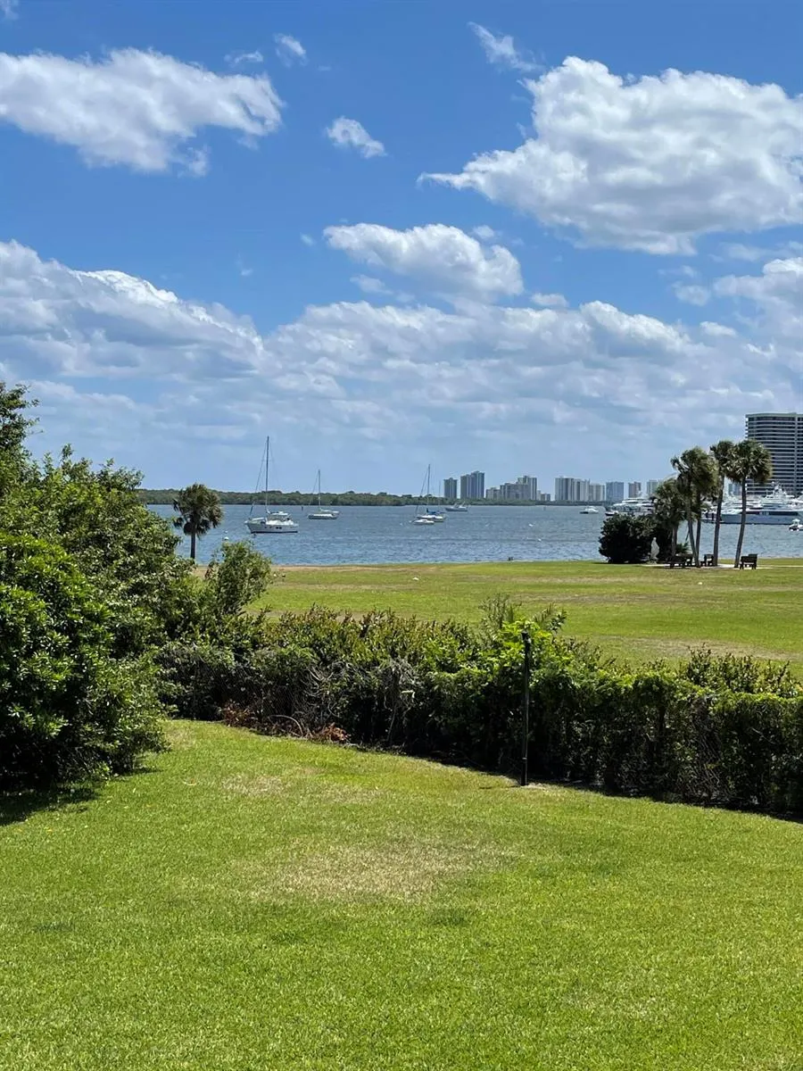 1660 Twelve Oaks Way #203 North Palm Beach, FL 33408