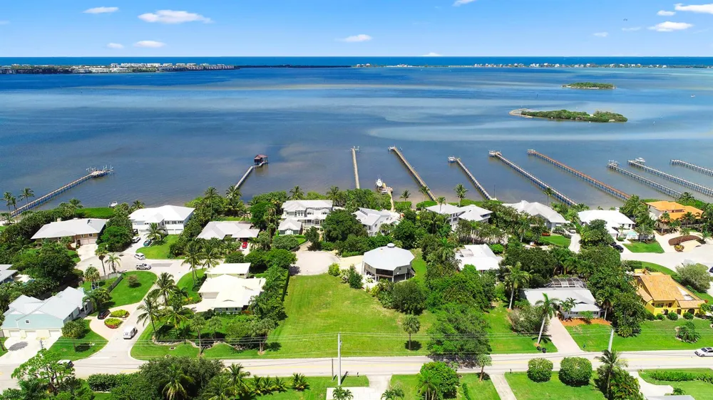 18 Cranes Nest Sewalls Point, FL 34996