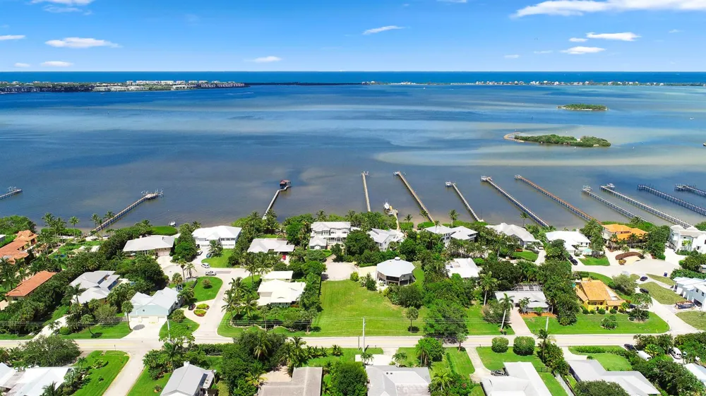 18 Cranes Nest Sewalls Point, FL 34996