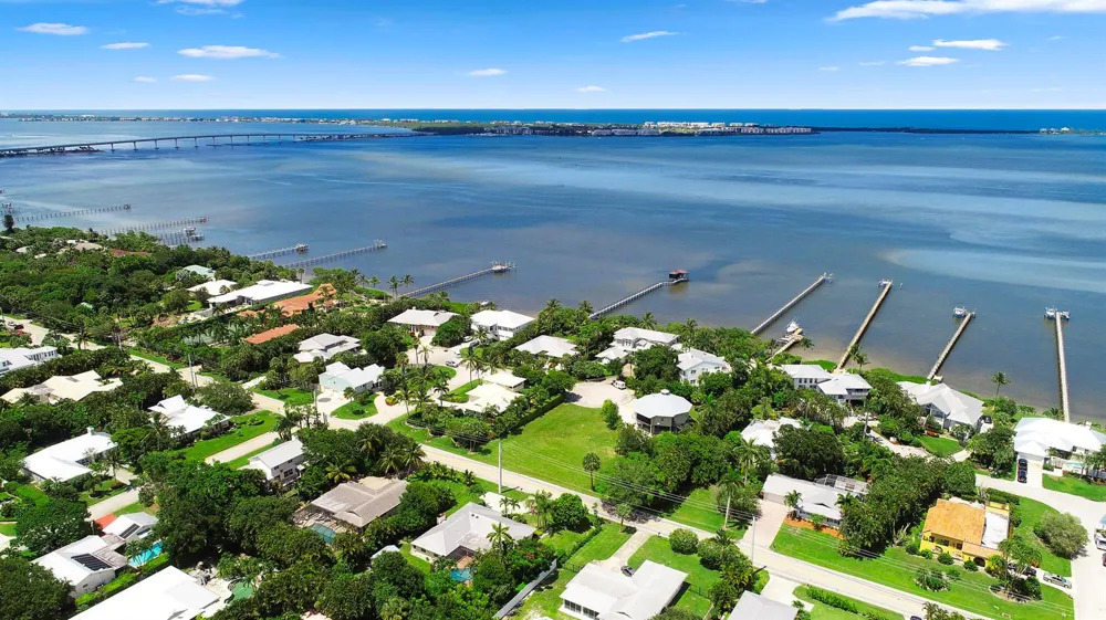 18 Cranes Nest Sewalls Point, FL 34996