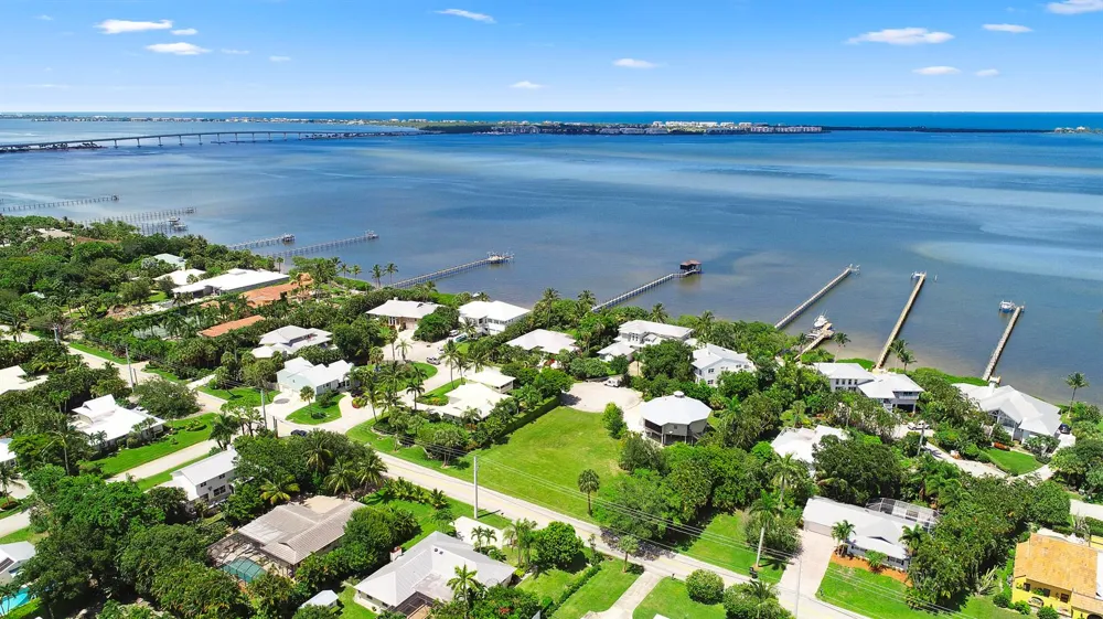 18 Cranes Nest Sewalls Point, FL 34996