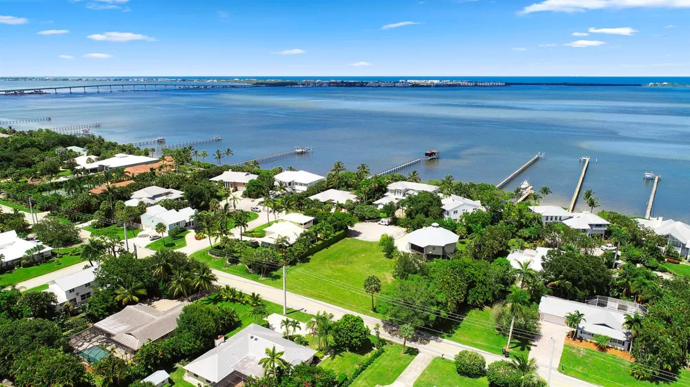 18 Cranes Nest Sewalls Point, FL 34996