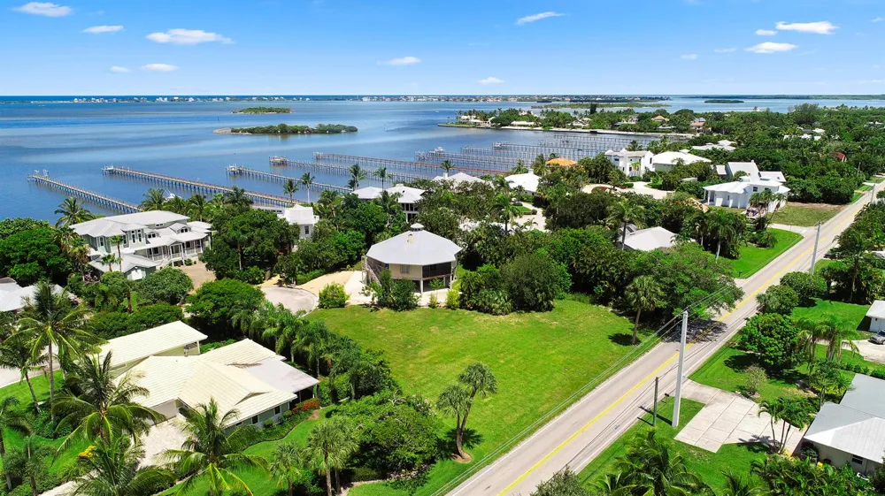 18 Cranes Nest Sewalls Point, FL 34996
