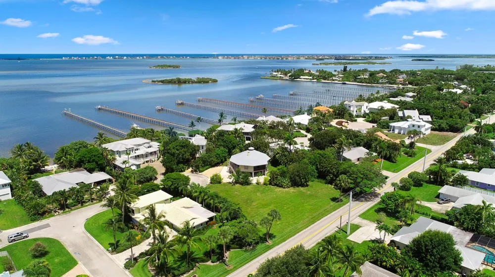 18 Cranes Nest Sewalls Point, FL 34996