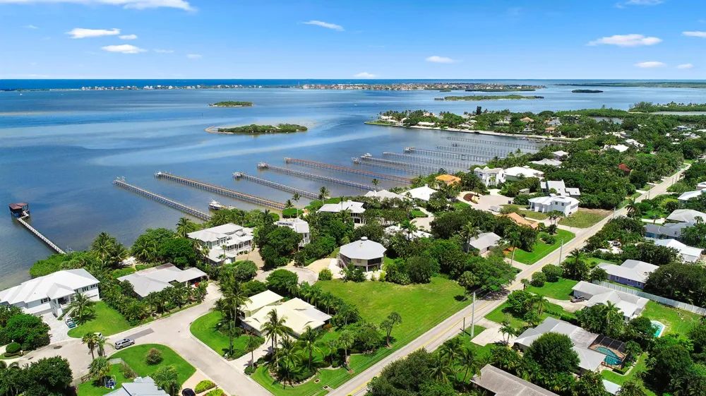 18 Cranes Nest Sewalls Point, FL 34996