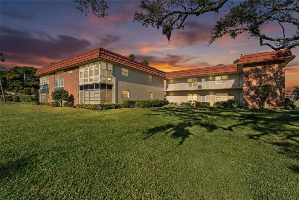 60 Woodland Drive #202 Vero Beach, FL 32962