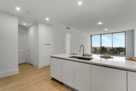 220 Lake Shore Drive #815