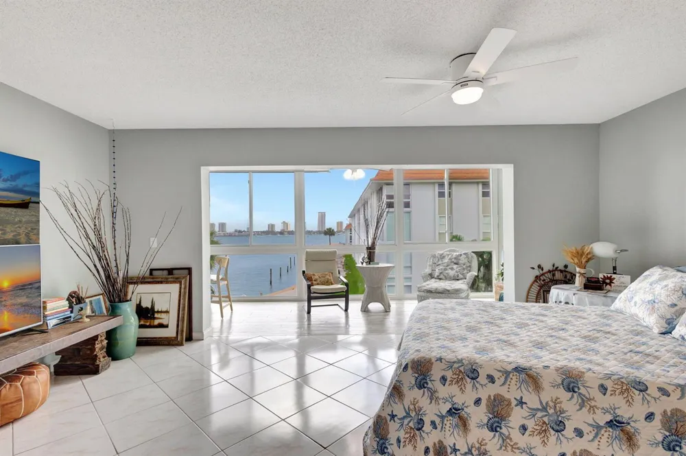 2936 Lake Shore Drive #309 Riviera Beach, FL 33404