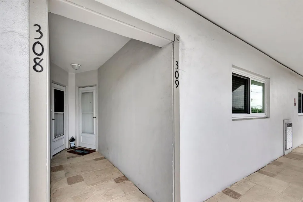 2936 Lake Shore Drive #309 Riviera Beach, FL 33404