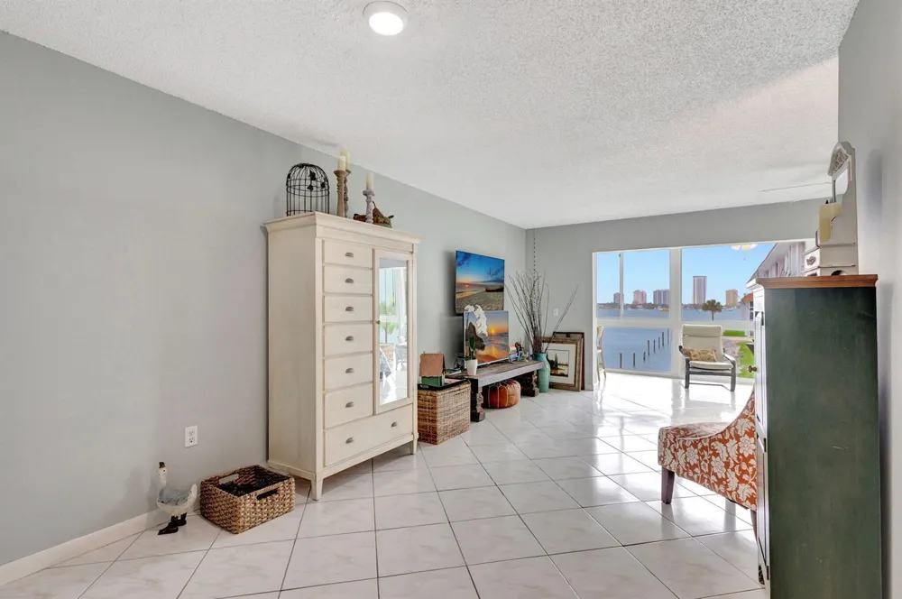 2936 Lake Shore Drive #309 Riviera Beach, FL 33404