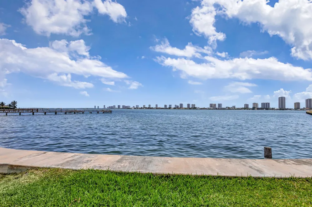 2936 Lake Shore Drive #309 Riviera Beach, FL 33404
