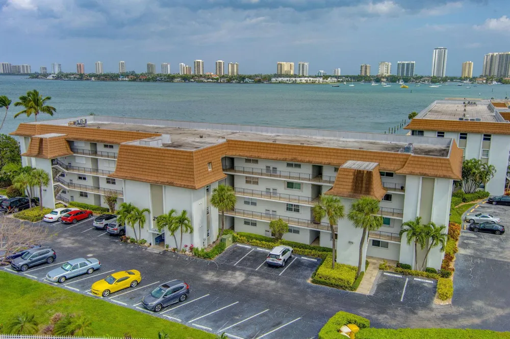 2936 Lake Shore Drive #309 Riviera Beach, FL 33404