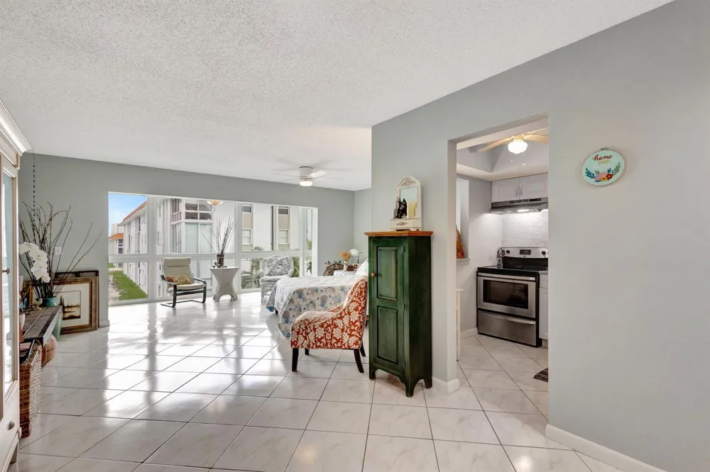 2936 Lake Shore Drive #309 Riviera Beach, FL 33404