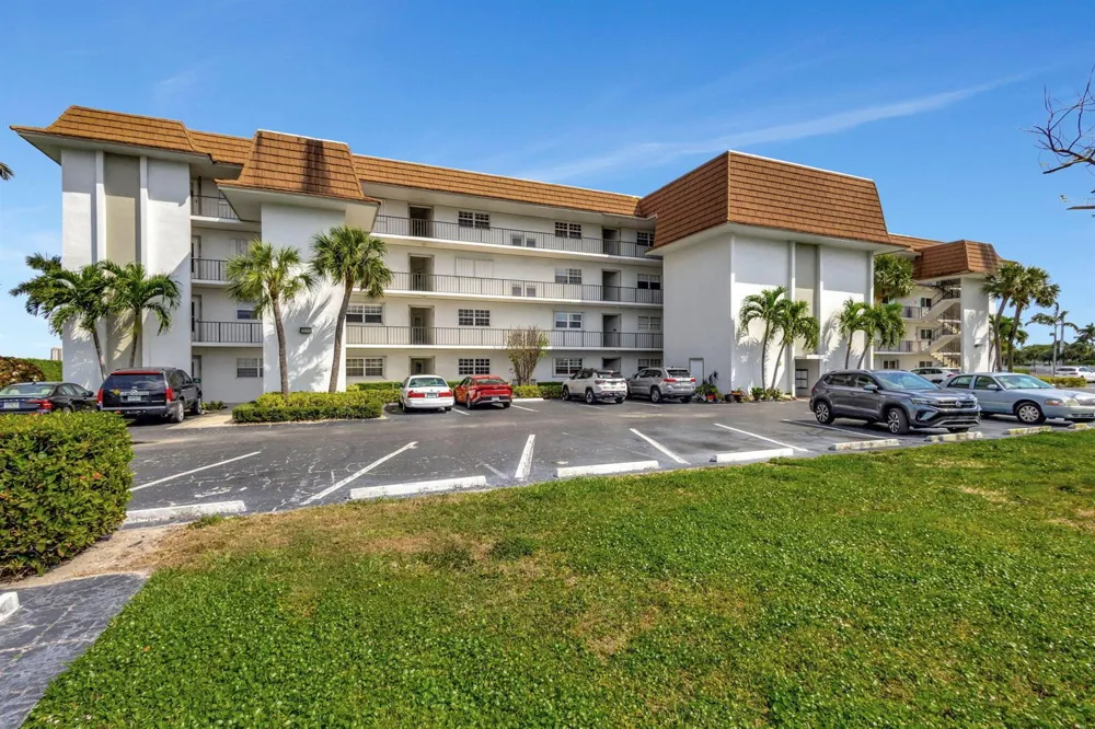 2936 Lake Shore Drive #309 Riviera Beach, FL 33404