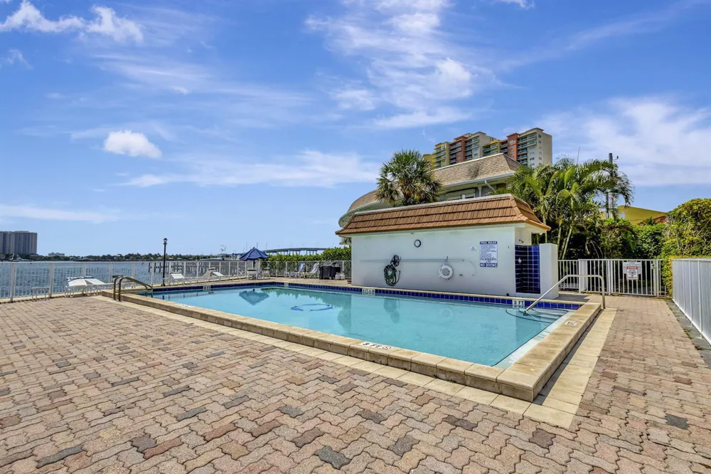 2936 Lake Shore Drive #309 Riviera Beach, FL 33404