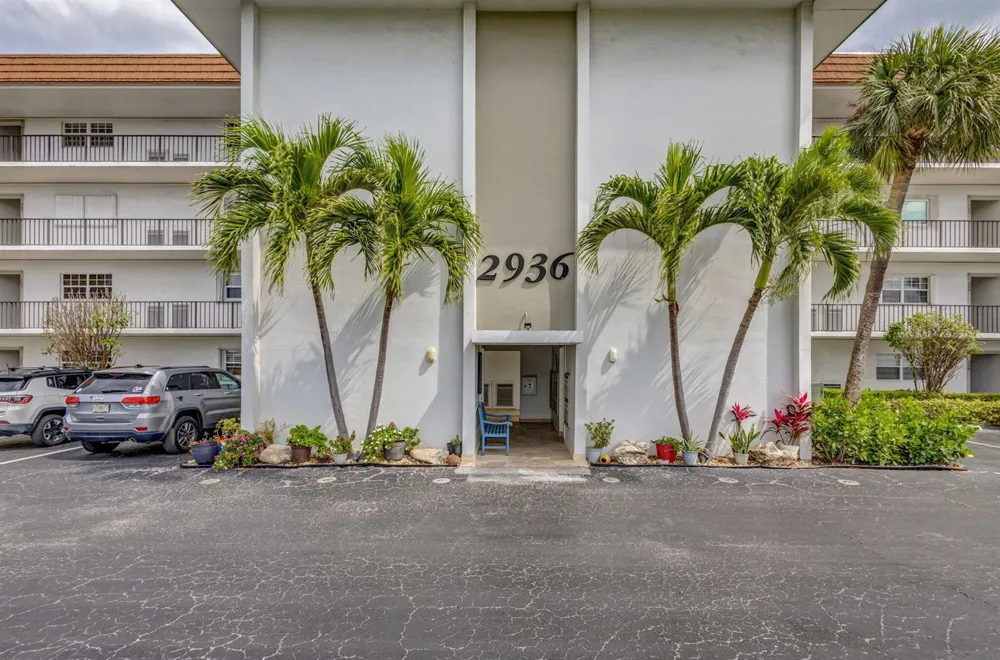 2936 Lake Shore Drive #309 Riviera Beach, FL 33404