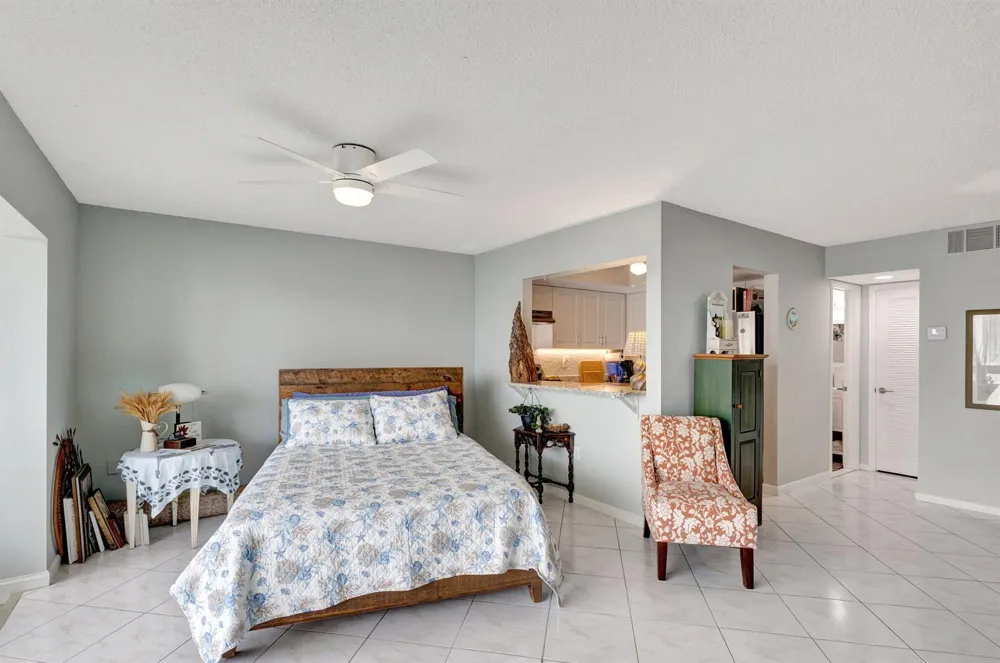2936 Lake Shore Drive #309 Riviera Beach, FL 33404