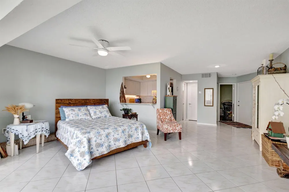 2936 Lake Shore Drive #309 Riviera Beach, FL 33404